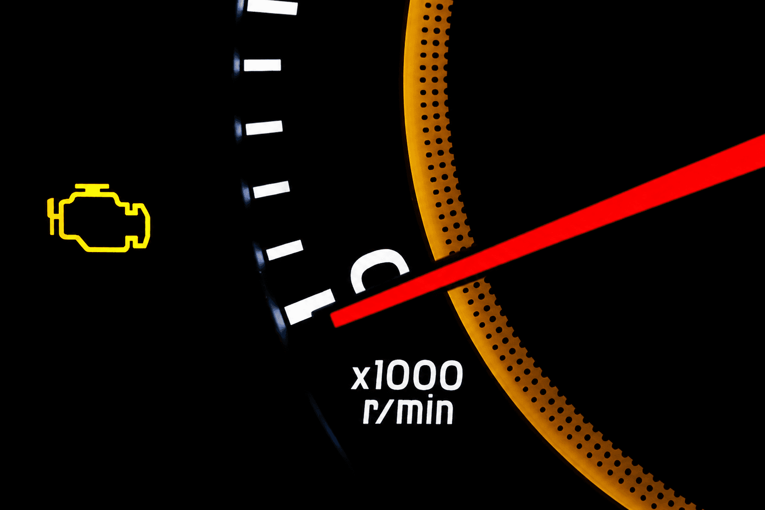 Automobilio prietaisų skydelis su tachometru ir Check Engine įspėjamąja lempute