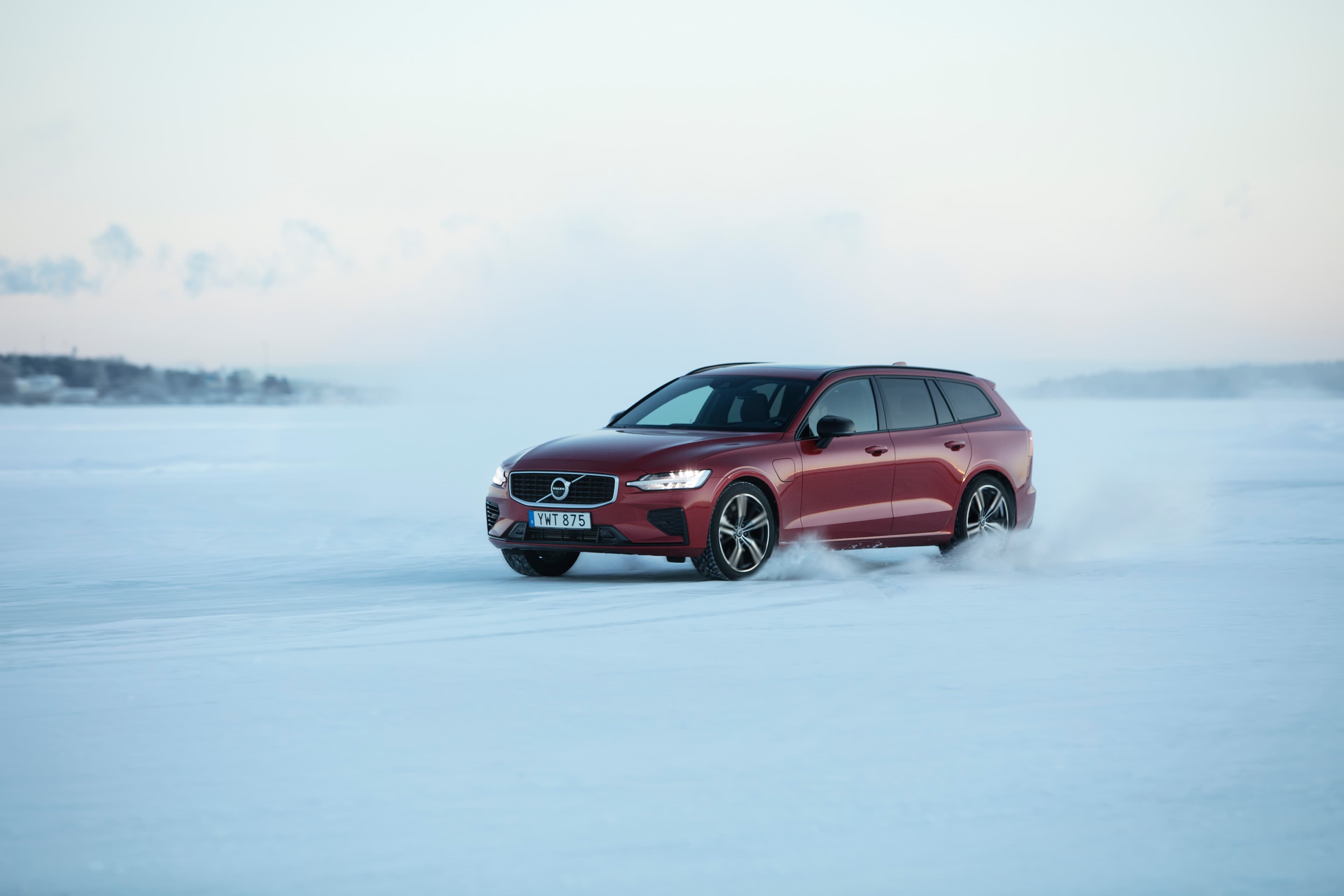 AWD automobilis važiuoja apsnigtu keliu