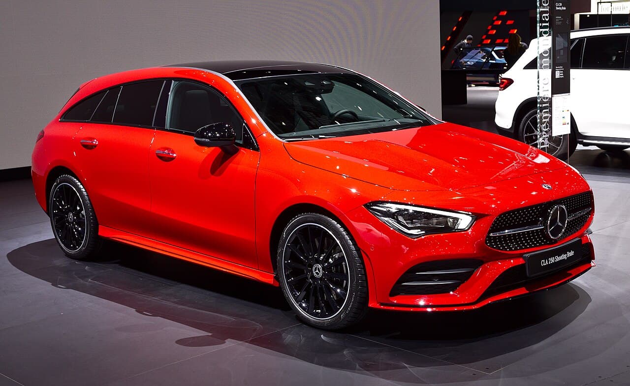 Raudonas Mercedes-Benz CLA Shooting Brake – universalo tipo kėbulas su ilga stogo linija