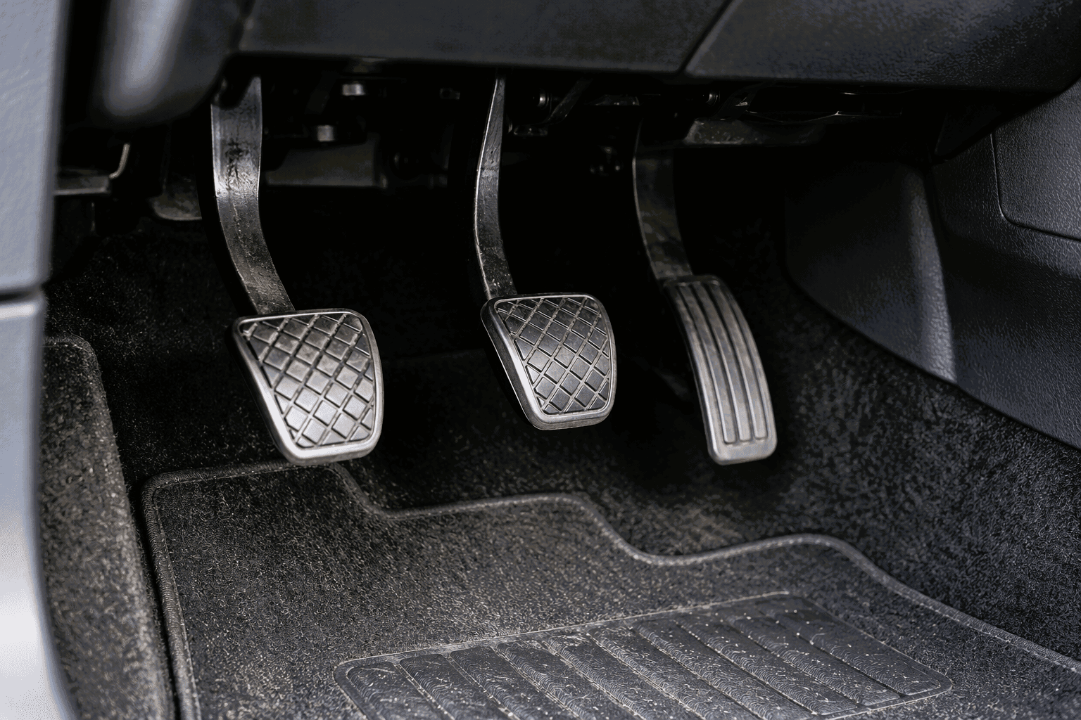 Mechaninės pavarų dėžės automobilio sankabos, stabdžių ir akceleratoriaus pedalai