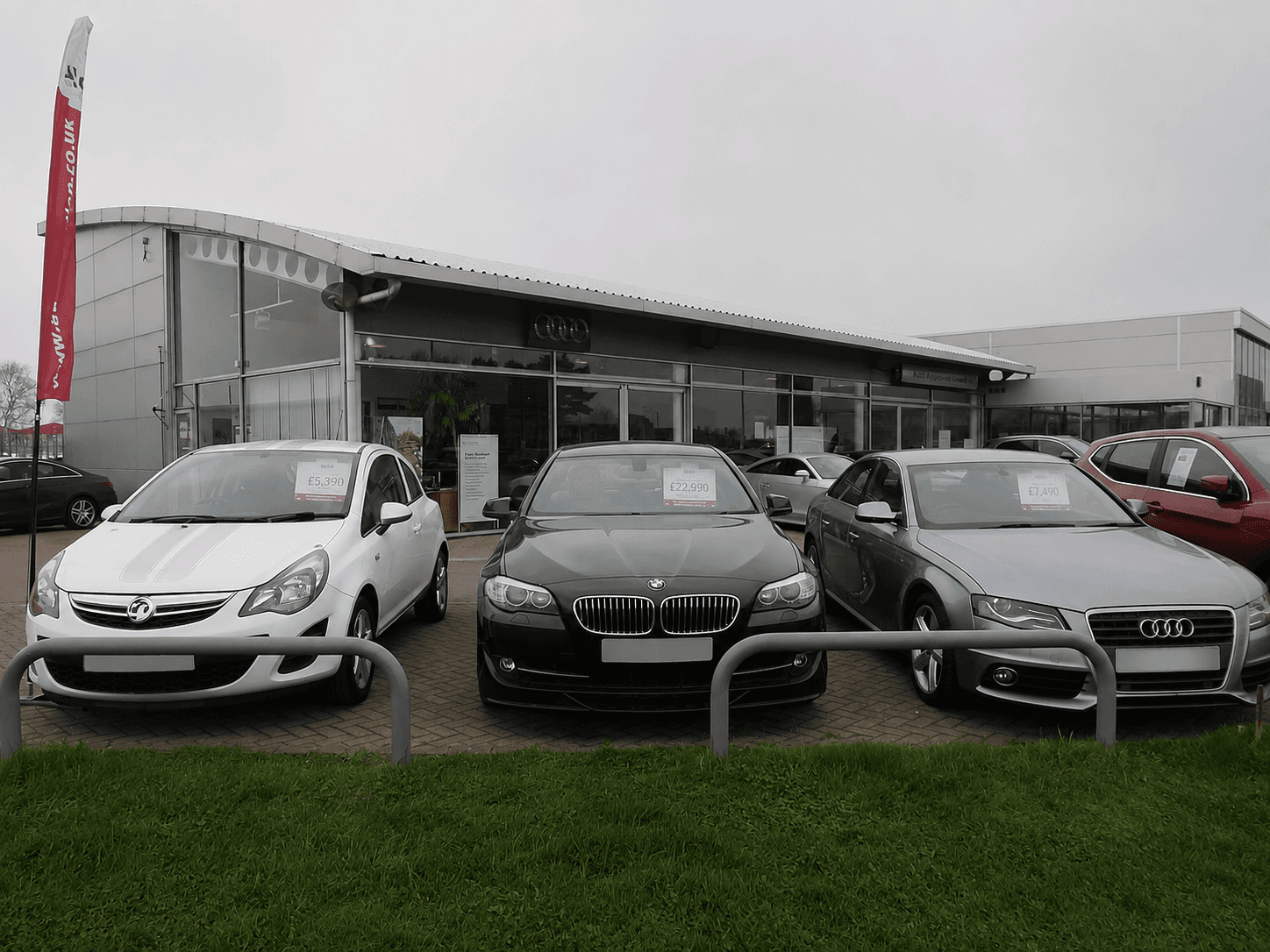 Naudotų automobilių salonas – automobiliai eilėje po stogu
