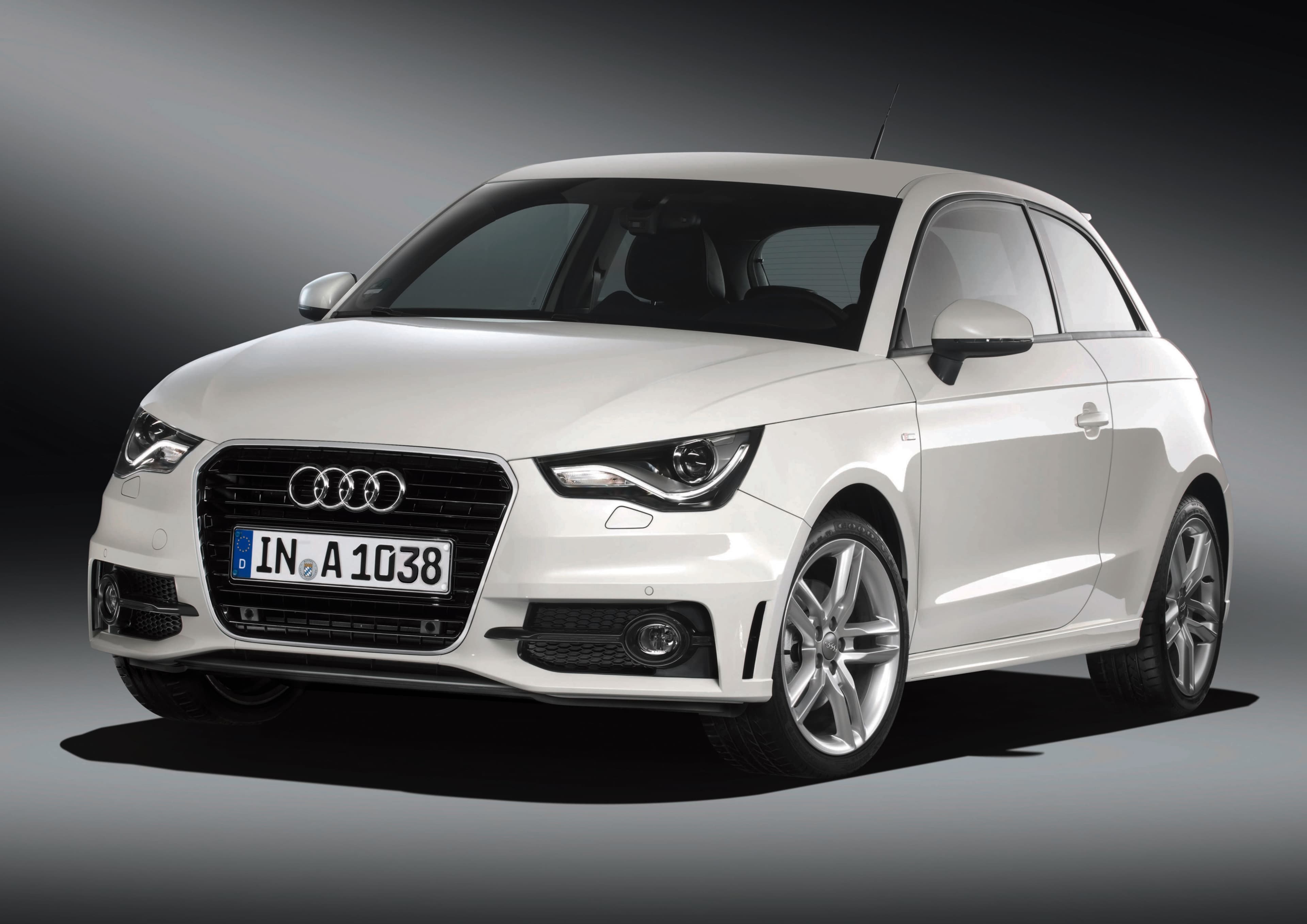 Baltas Audi A1 8X hečbekas, priekinis trijų ketvirčių vaizdas