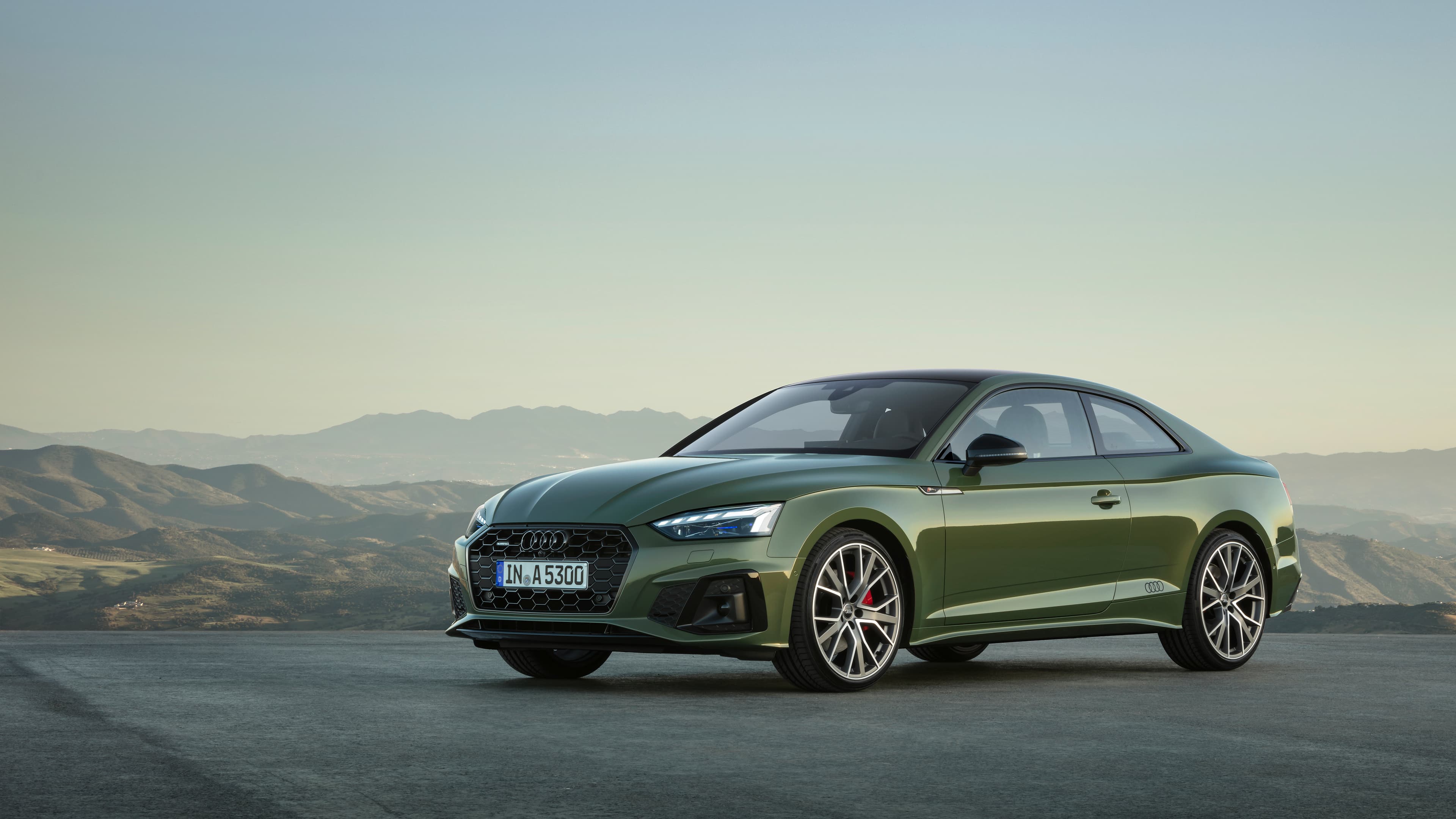 Sidabrinis Audi A5 F5 Coupé, priekinis trijų ketvirčių vaizdas