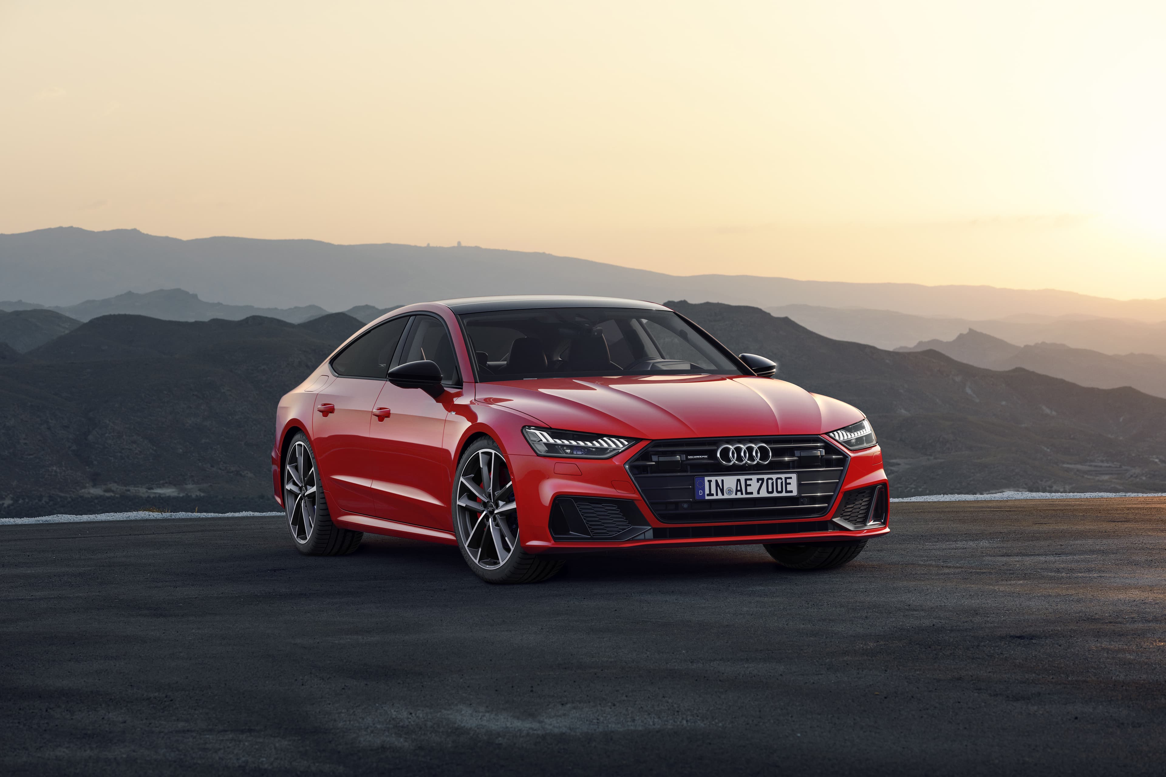 Raudonas Audi A7 4K Sportback, priekinis trijų ketvirčių vaizdas