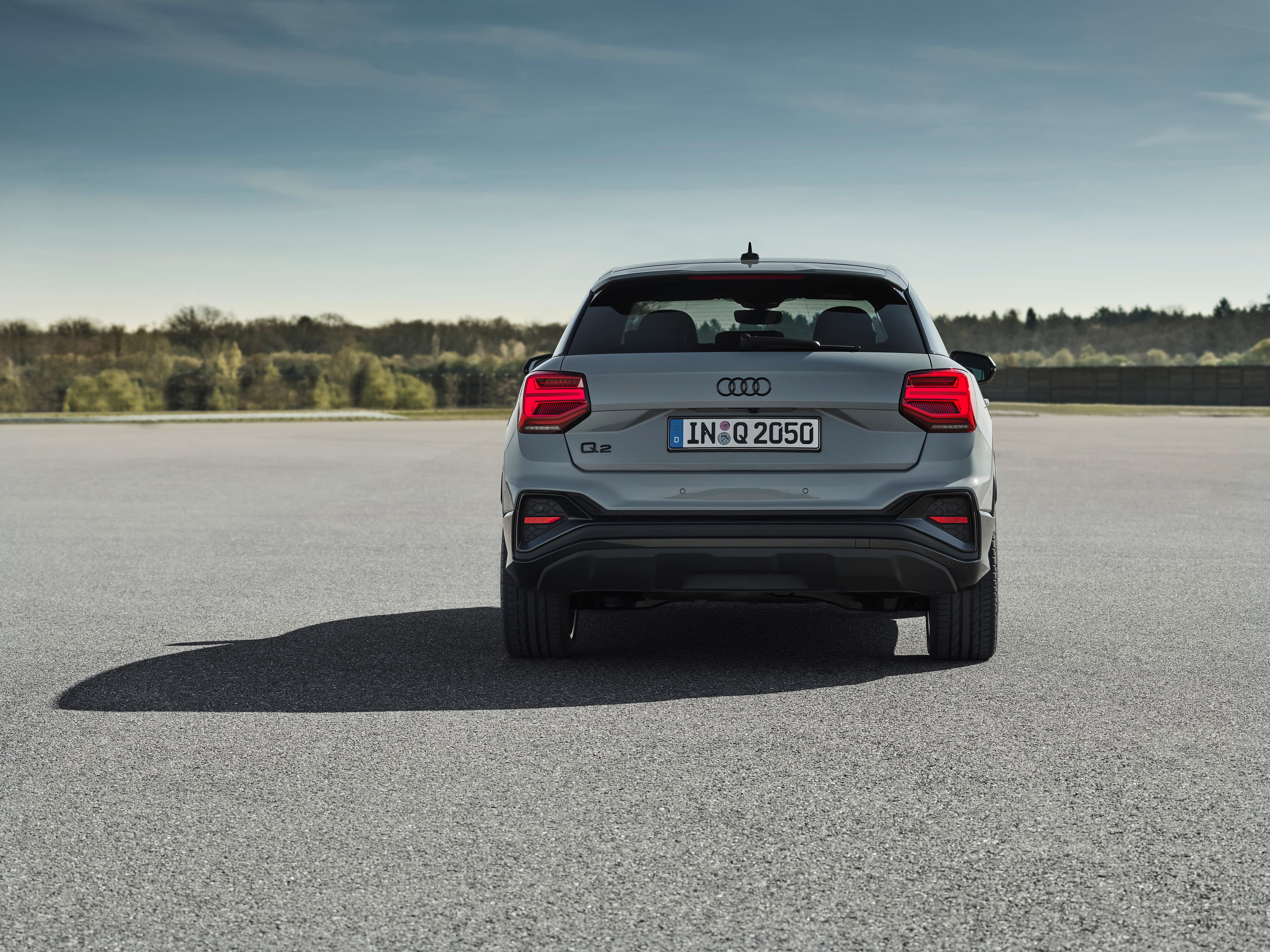 Pilkas Audi Q2 GA, tiesus galinis vaizdas