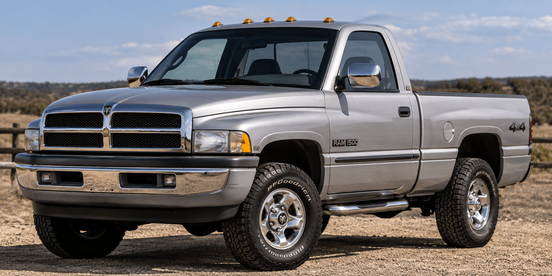 Sidabrinis Dodge Ram pikapas