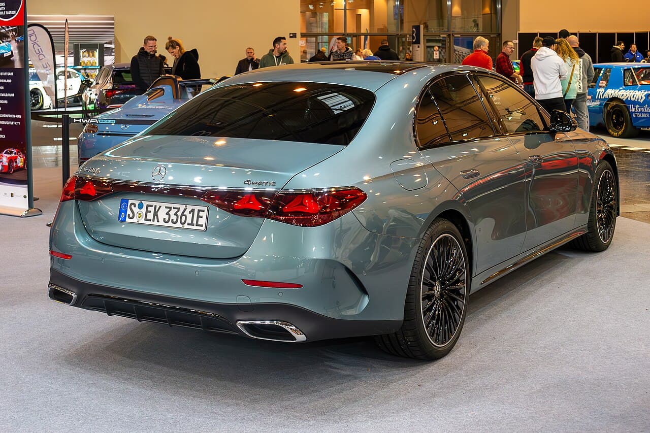 Mercedes-Benz E klasės sedanas – klasikinis trijų tūrių kėbulas
