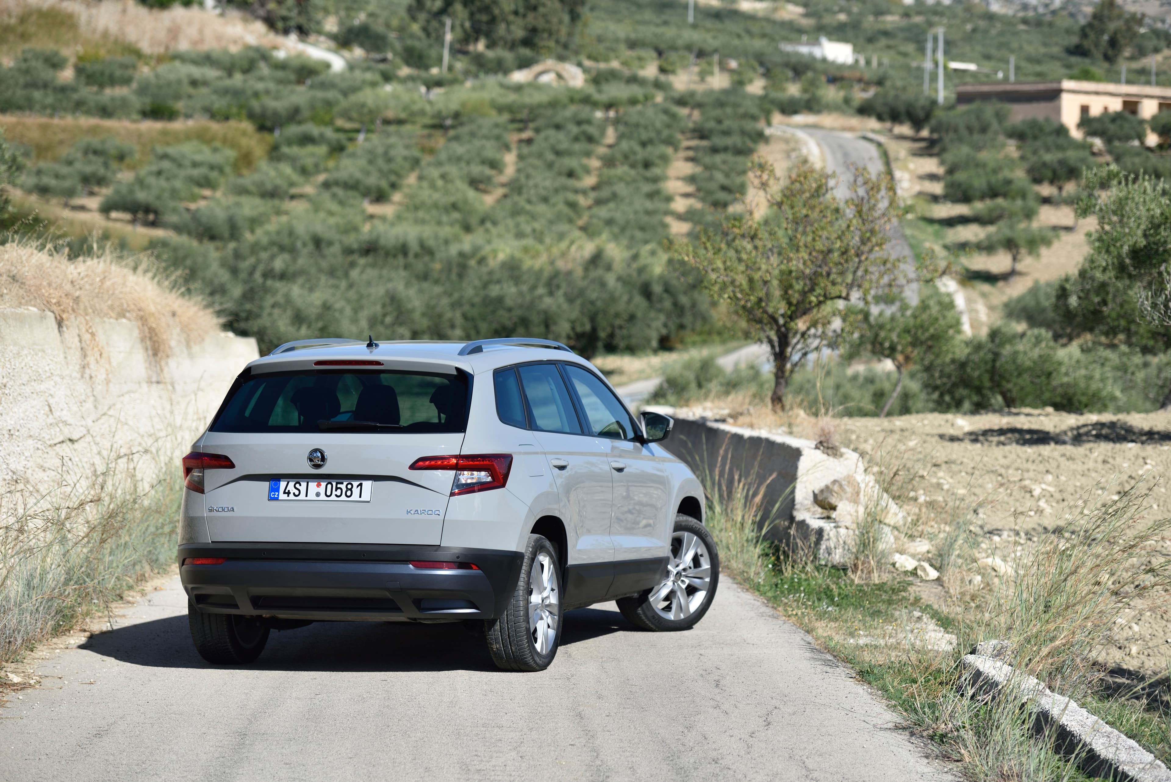 Škoda Karoq – galinis trijų ketvirčių išorės vaizdas