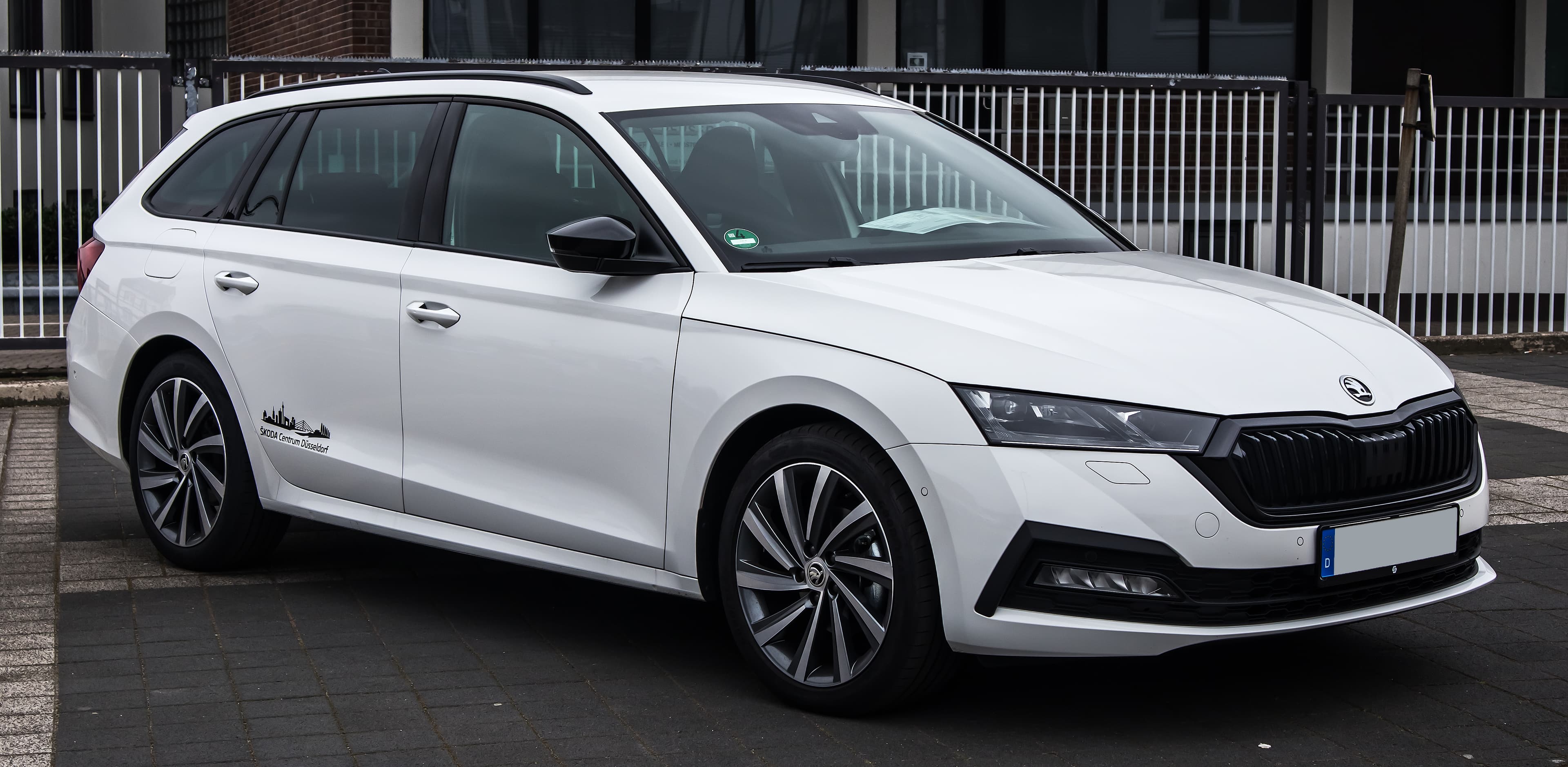 Škoda Octavia IV Combi – priekinis trijų ketvirčių išorės vaizdas