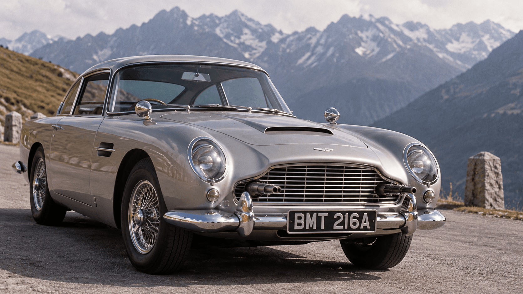 Sidabrinis Aston Martin DB5 kalnų kelyje